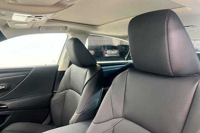 used 2025 Lexus ES 300h car, priced at $50,672