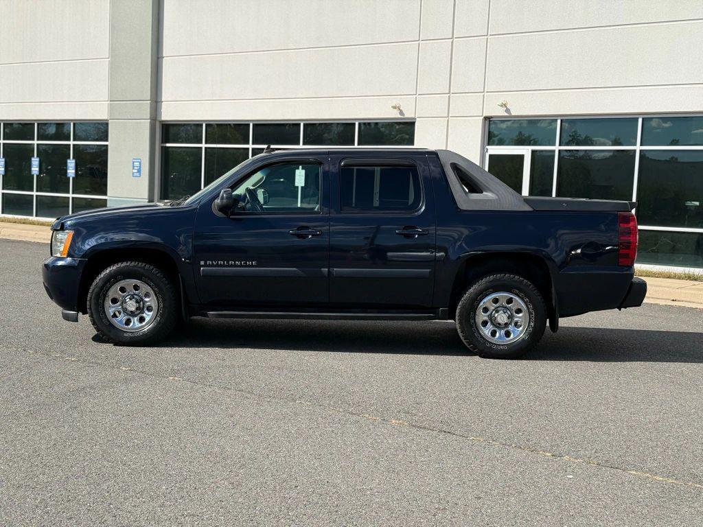 used 2007 Chevrolet Avalanche car, priced at $9,499