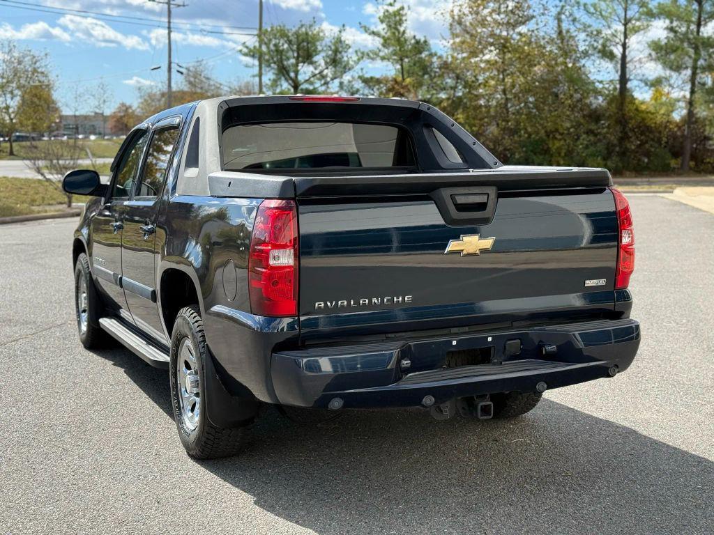 used 2007 Chevrolet Avalanche car, priced at $9,499