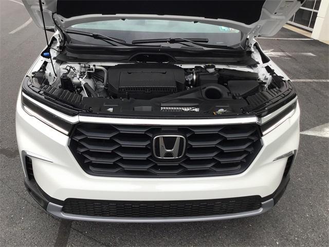 new 2025 Honda Pilot car, priced at $48,280
