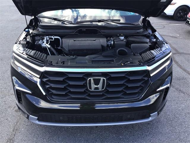 new 2025 Honda Pilot car, priced at $47,825