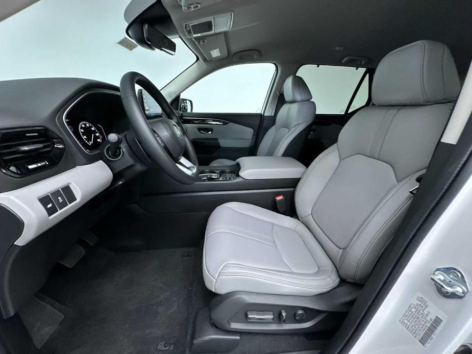 new 2025 Honda Pilot car, priced at $44,850