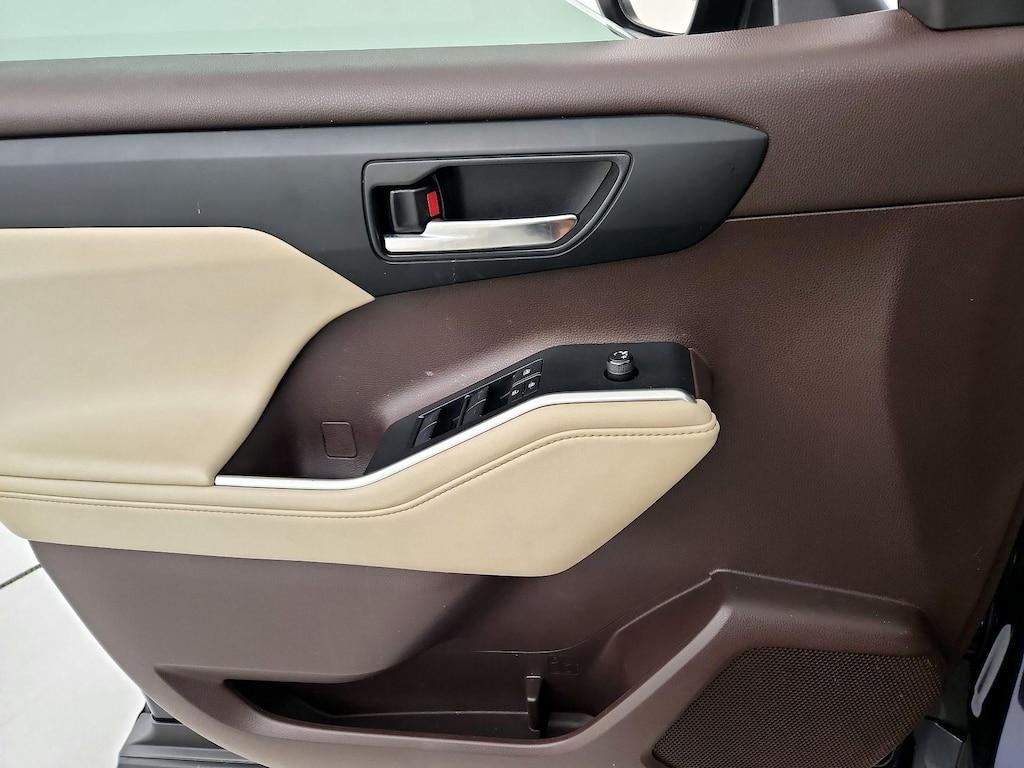 used 2021 Toyota Highlander car, priced at $31,998