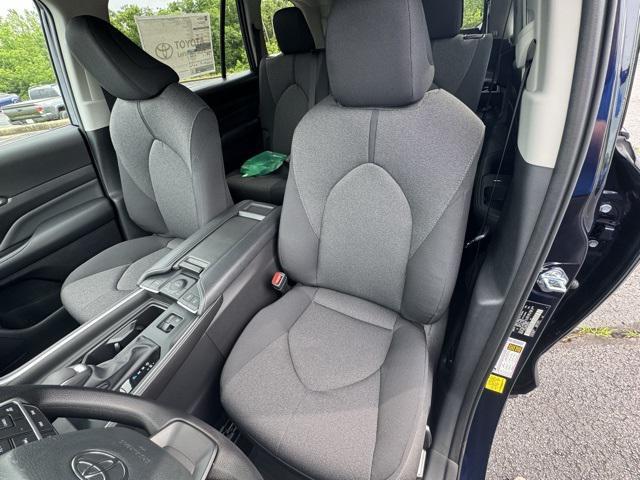 new 2025 Toyota Highlander car, priced at $42,958