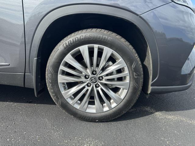 used 2025 Toyota Highlander car, priced at $51,899
