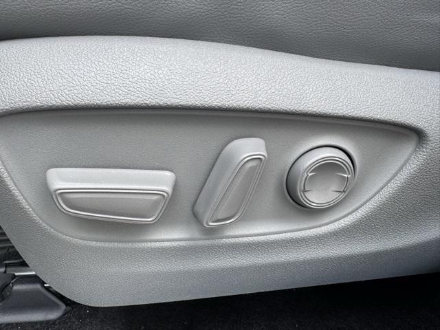 used 2025 Toyota Highlander car, priced at $51,899
