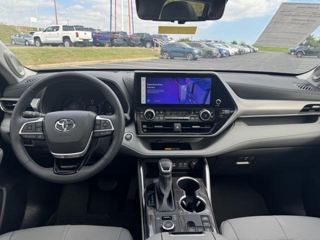 used 2025 Toyota Highlander car, priced at $51,899