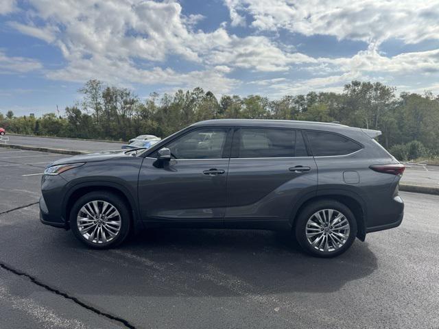used 2025 Toyota Highlander car, priced at $51,899