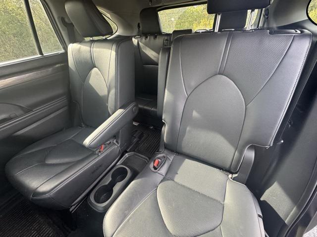 used 2022 Toyota Highlander Hybrid car, priced at $36,539