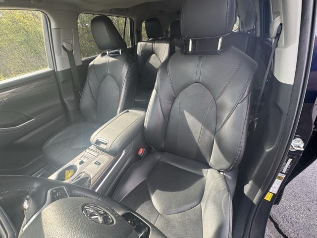 used 2022 Toyota Highlander Hybrid car, priced at $36,539