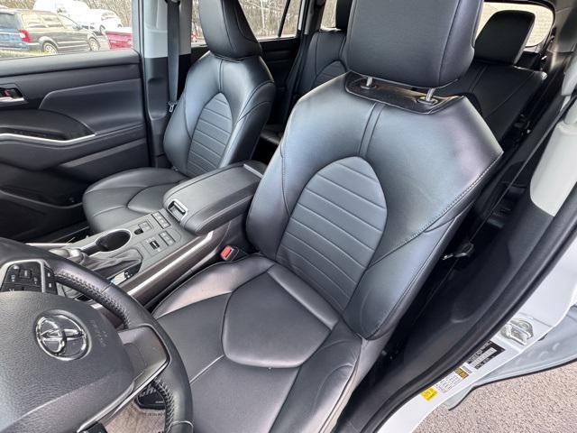 used 2022 Toyota Highlander car, priced at $35,363