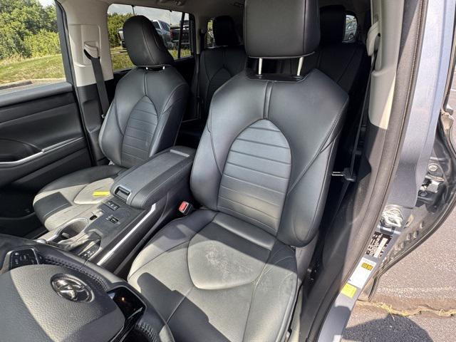 used 2021 Toyota Highlander Hybrid car, priced at $31,072
