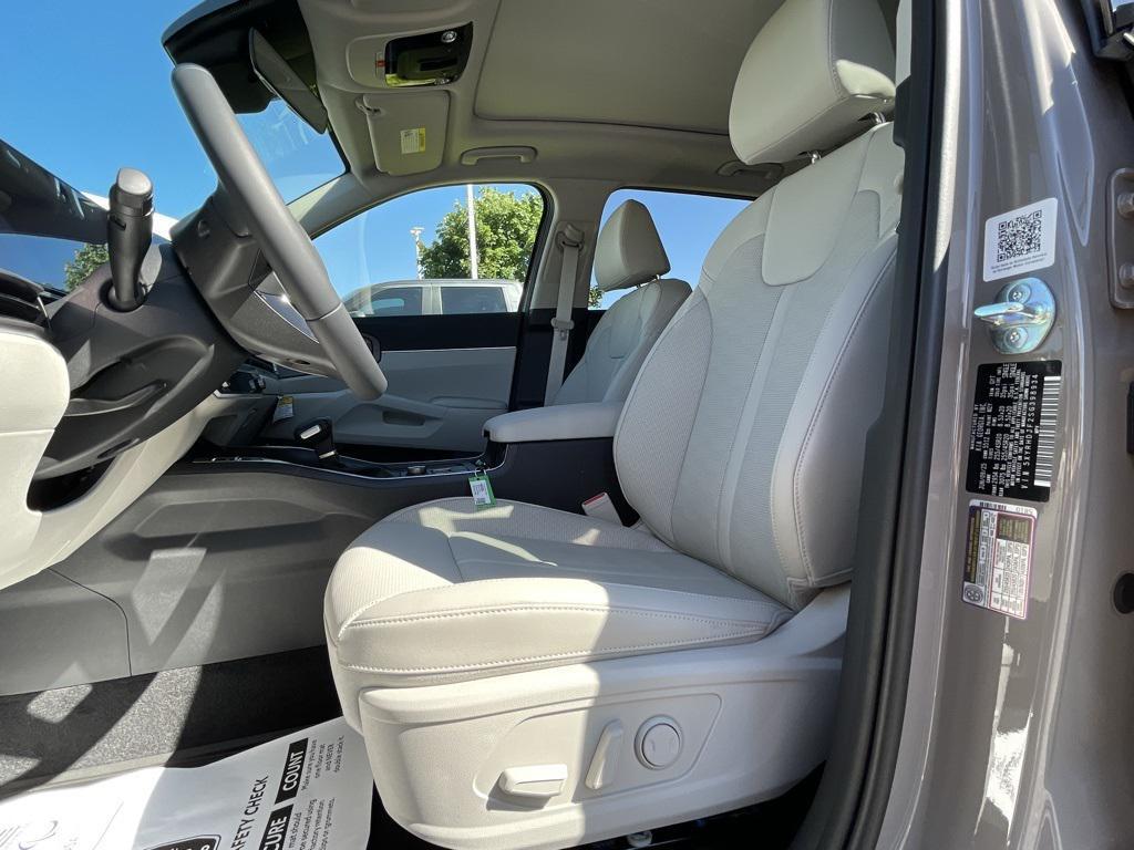 new 2025 Kia Sorento car, priced at $42,180