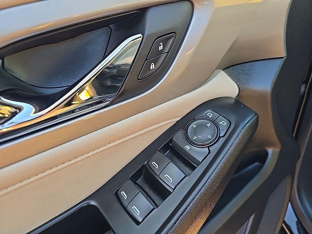 used 2023 Chevrolet Traverse car, priced at $27,000