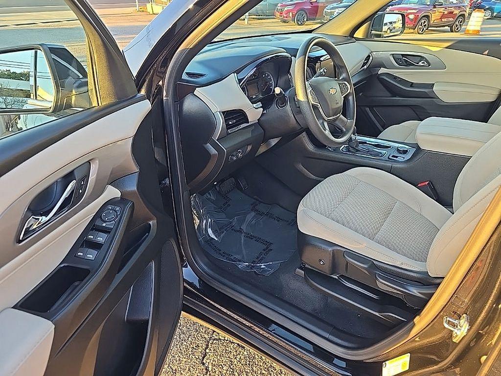 used 2023 Chevrolet Traverse car, priced at $27,000