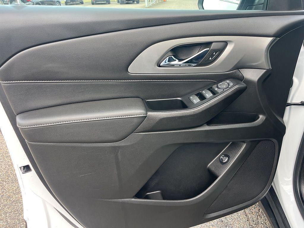 used 2023 Chevrolet Traverse car, priced at $28,391