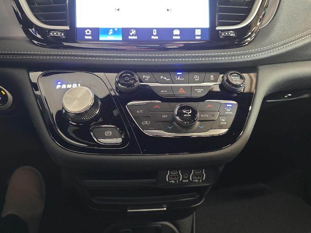 new 2025 Chrysler Pacifica car, priced at $44,179