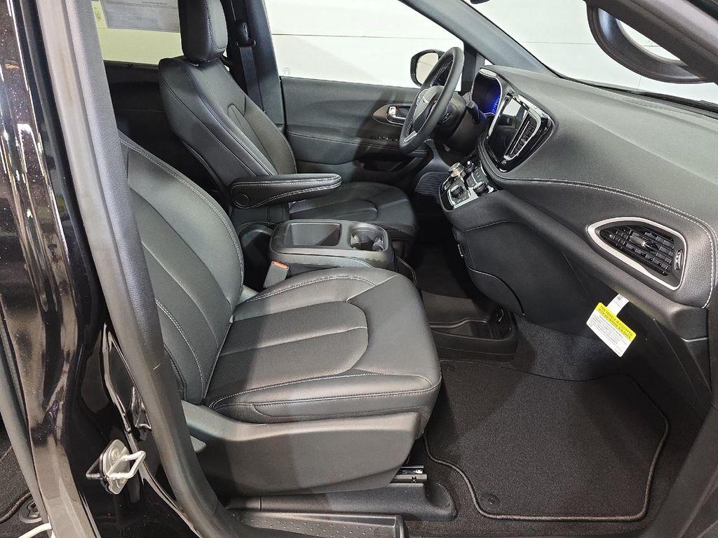 new 2025 Chrysler Pacifica car, priced at $44,179