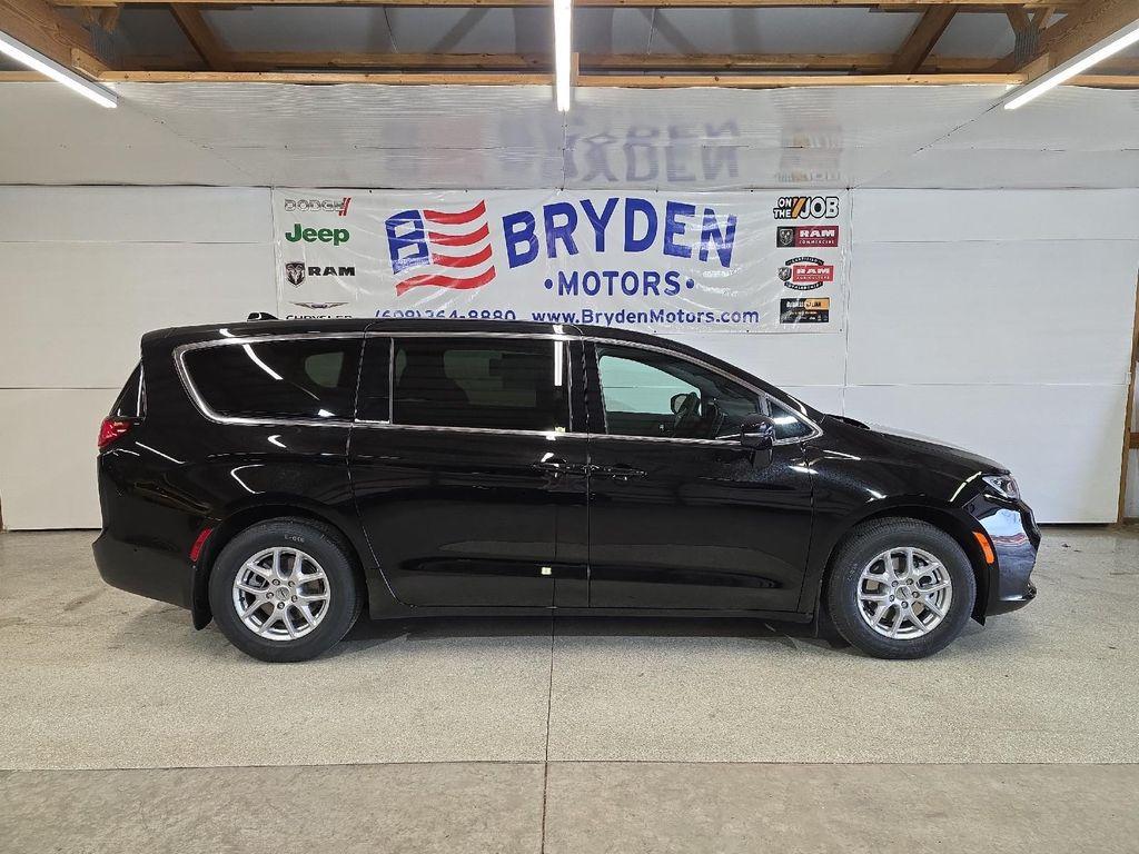 new 2025 Chrysler Pacifica car, priced at $44,179