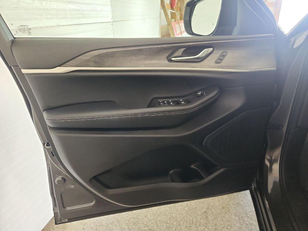 new 2025 Jeep Grand Cherokee car, priced at $47,895