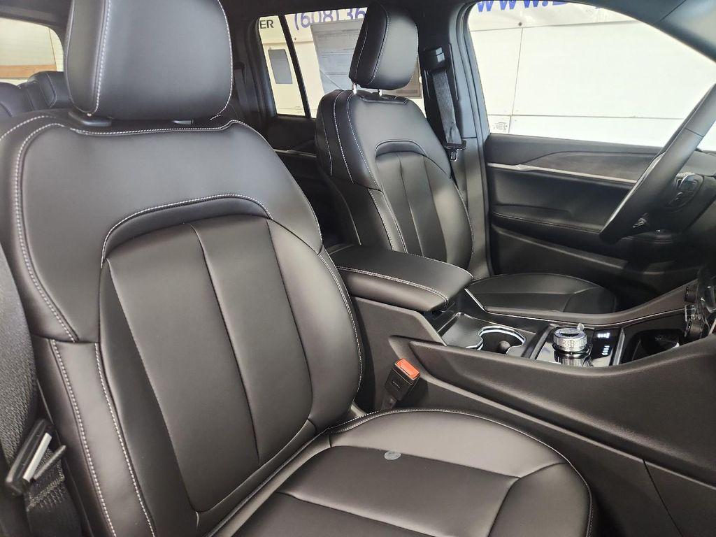 new 2025 Jeep Grand Cherokee car, priced at $47,895