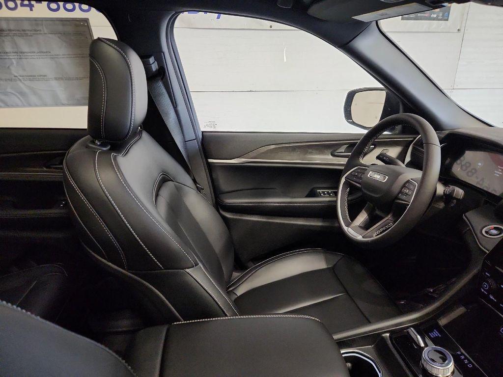 new 2025 Jeep Grand Cherokee car, priced at $50,190