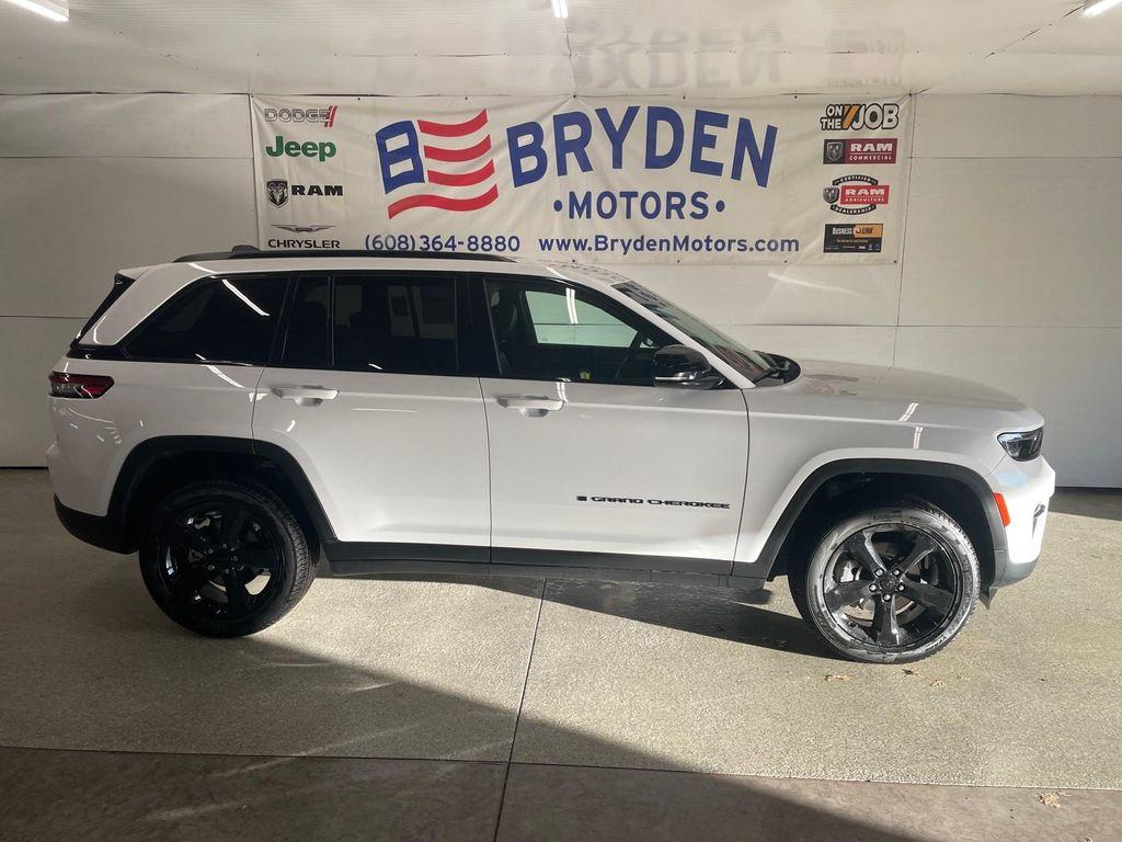 new 2025 Jeep Grand Cherokee car, priced at $48,195