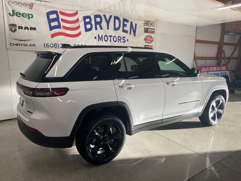 new 2025 Jeep Grand Cherokee car, priced at $48,195