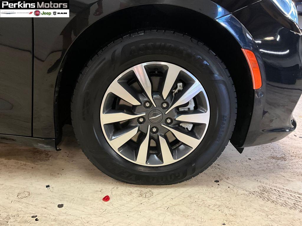 used 2021 Chrysler Pacifica Hybrid car, priced at $23,594