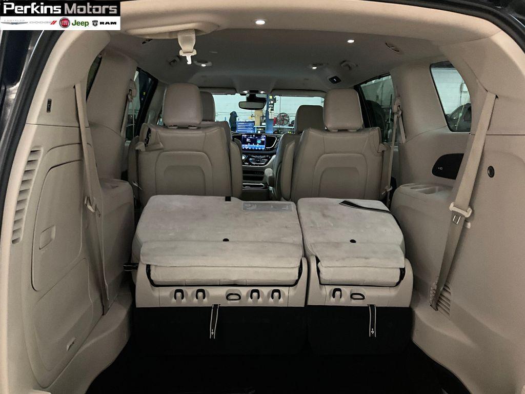 used 2021 Chrysler Pacifica Hybrid car, priced at $23,594