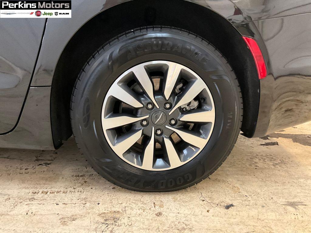 used 2021 Chrysler Pacifica Hybrid car, priced at $23,594