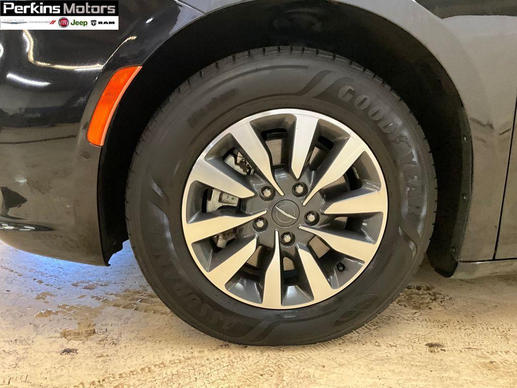 used 2021 Chrysler Pacifica Hybrid car, priced at $23,594