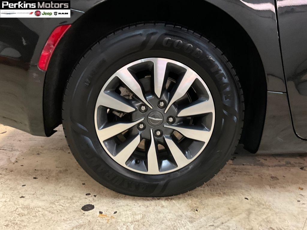 used 2021 Chrysler Pacifica Hybrid car, priced at $23,594