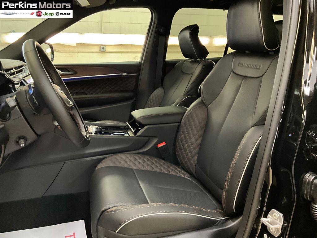 new 2025 Jeep Grand Cherokee car, priced at $65,984