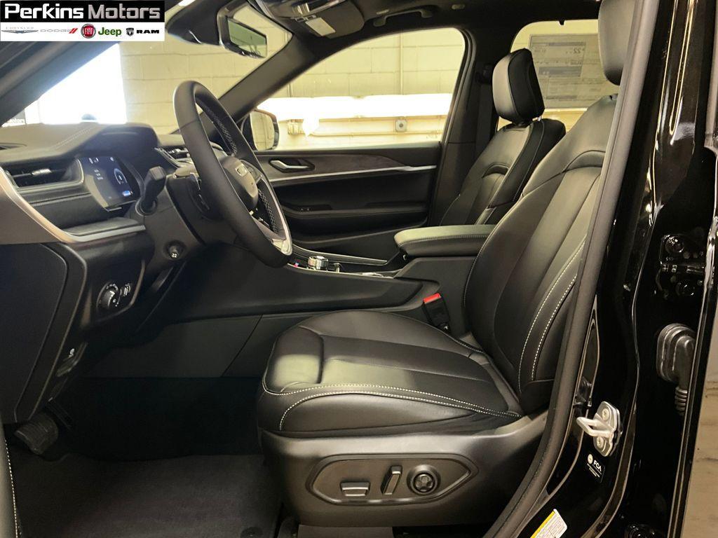 new 2025 Jeep Grand Cherokee car, priced at $48,267