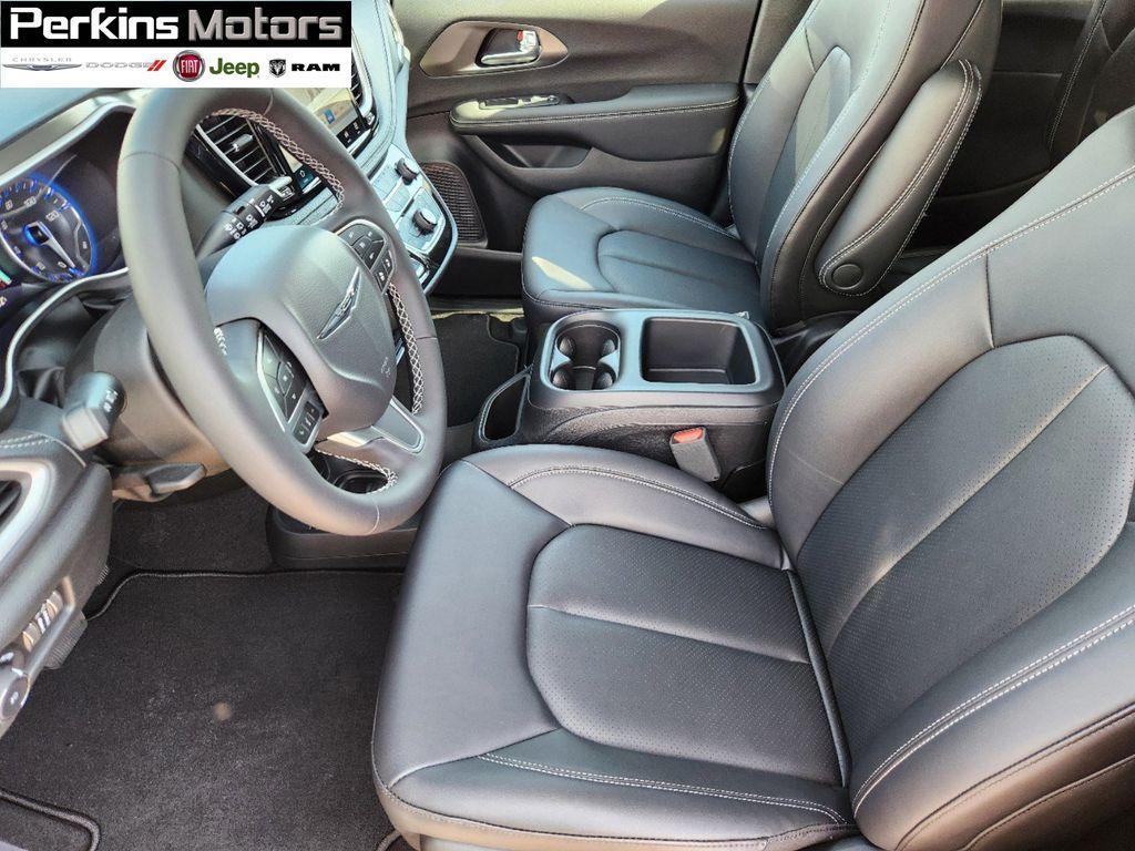 new 2025 Chrysler Pacifica car, priced at $43,640