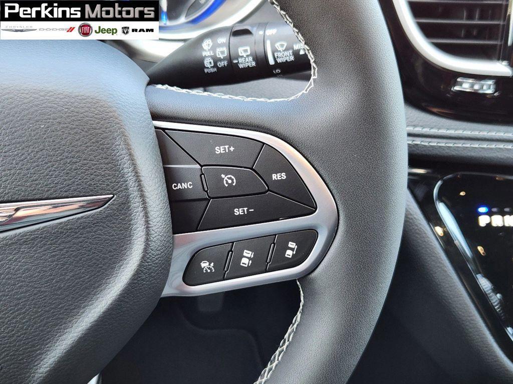 new 2025 Chrysler Pacifica car, priced at $43,640