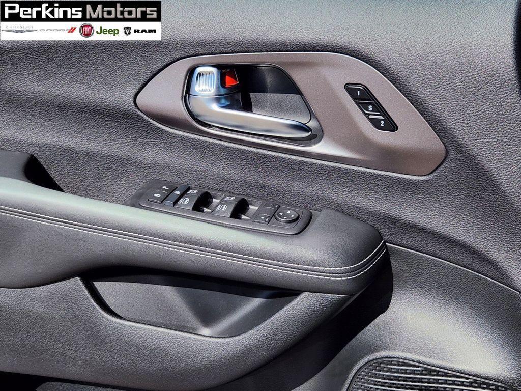 new 2025 Chrysler Pacifica car, priced at $43,640