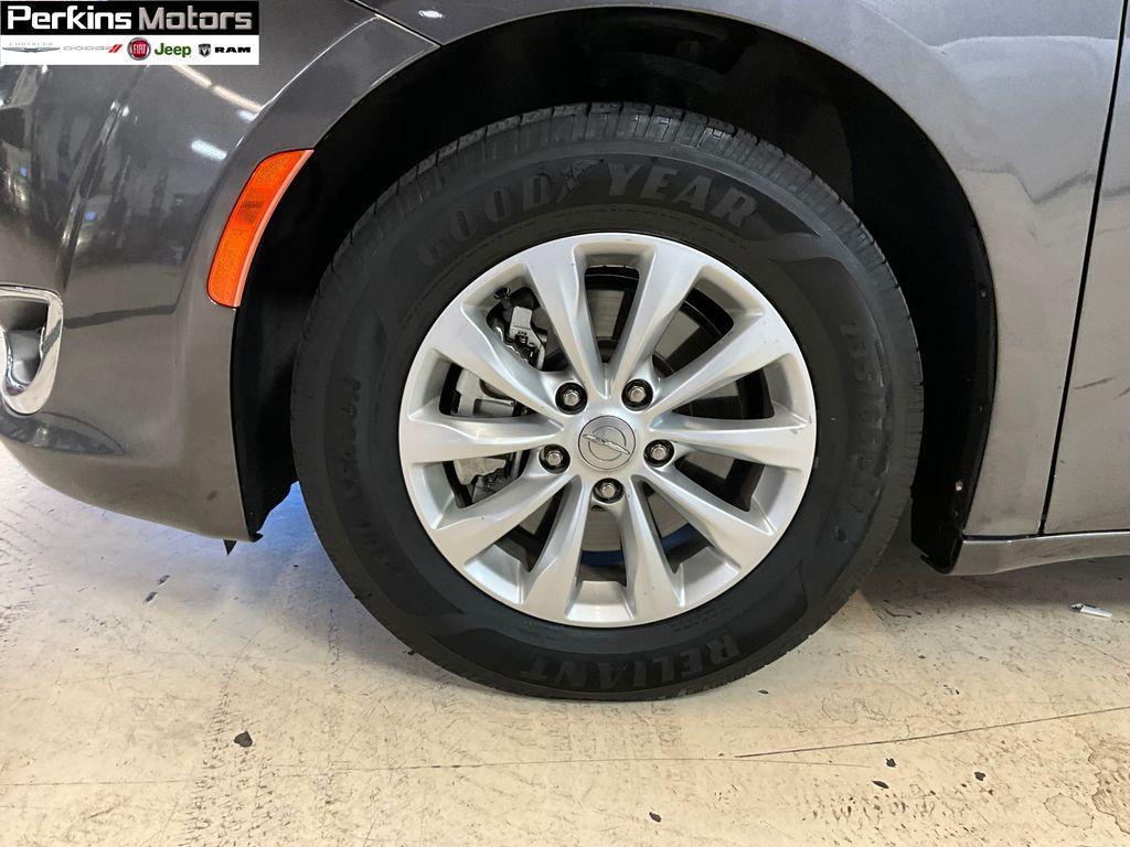 used 2018 Chrysler Pacifica car, priced at $15,594