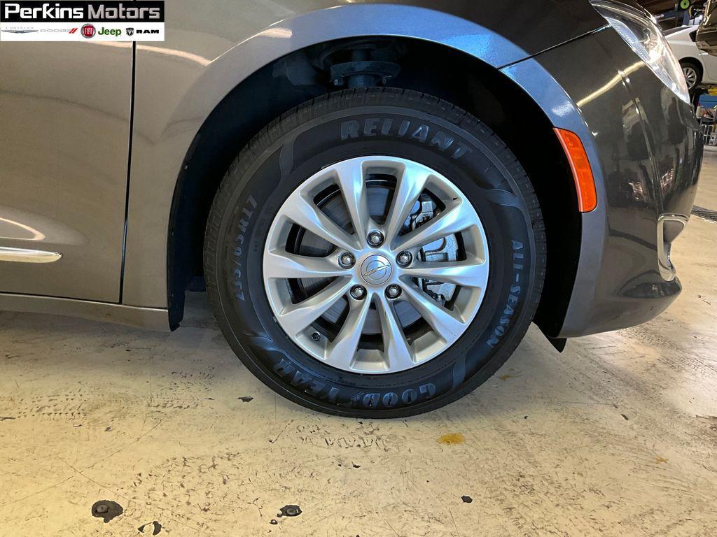 used 2018 Chrysler Pacifica car, priced at $15,594