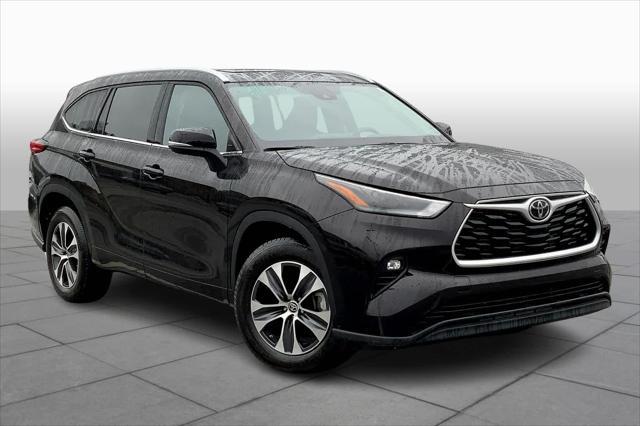 used 2022 Toyota Highlander car, priced at $34,807