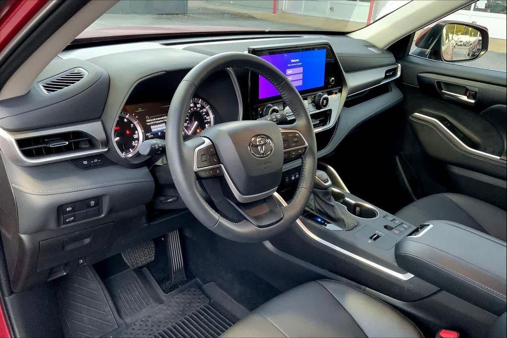 used 2025 Toyota Highlander car, priced at $44,586