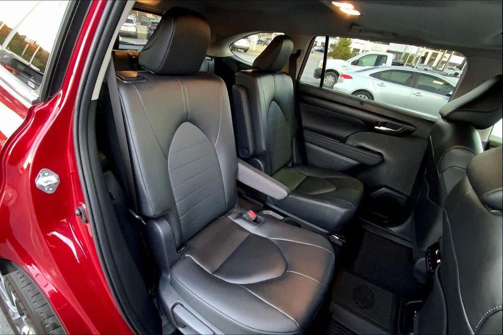 used 2025 Toyota Highlander car, priced at $44,586