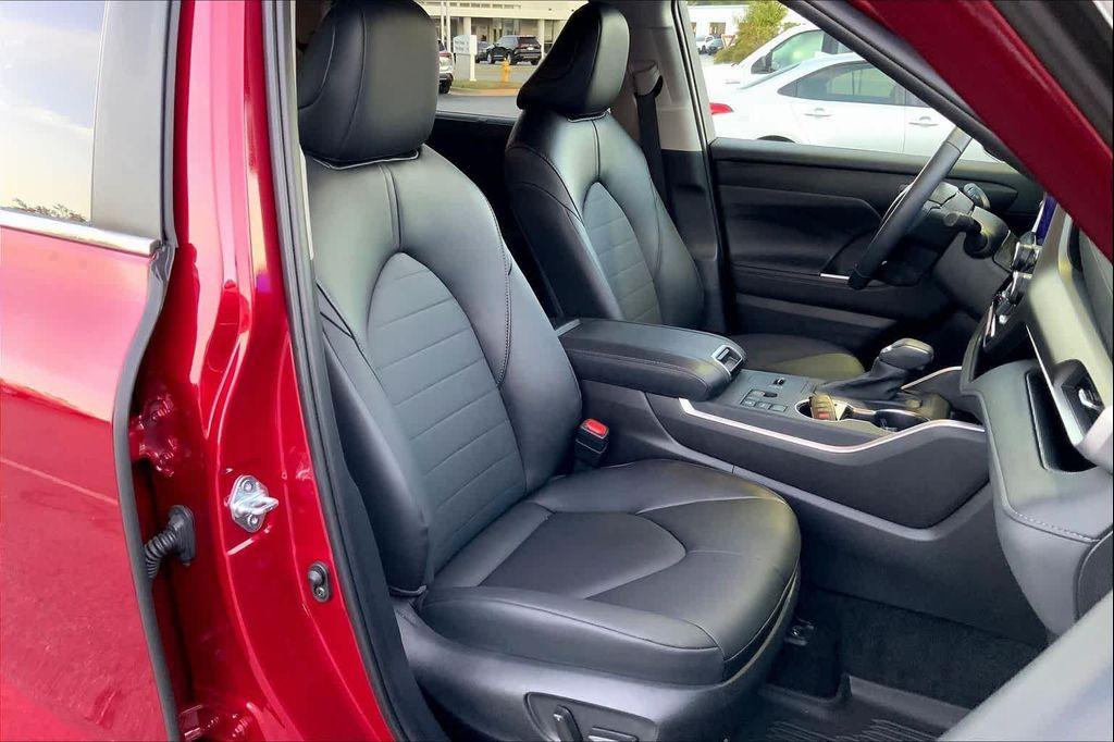 used 2025 Toyota Highlander car, priced at $44,586