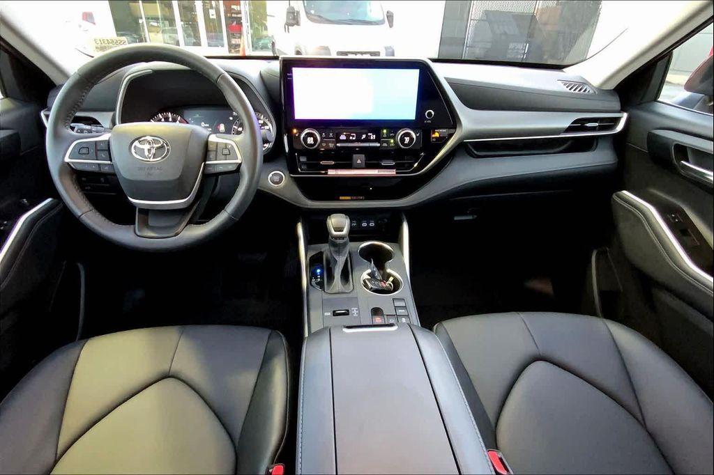 used 2025 Toyota Highlander car, priced at $44,586