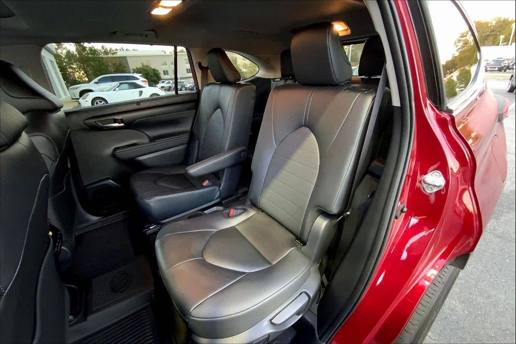 used 2025 Toyota Highlander car, priced at $44,586
