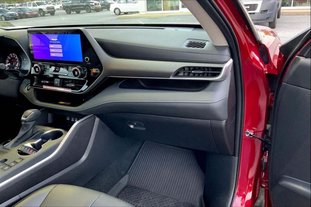 used 2025 Toyota Highlander car, priced at $44,586