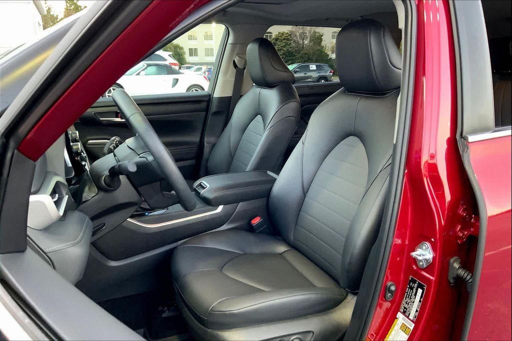 used 2025 Toyota Highlander car, priced at $44,586