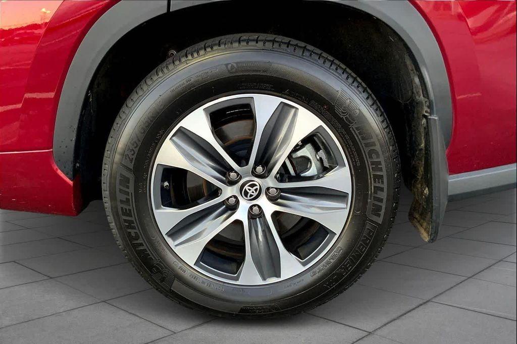 used 2025 Toyota Highlander car, priced at $44,586