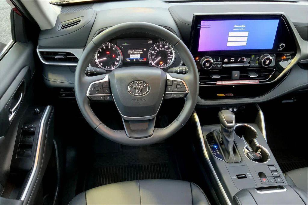 used 2025 Toyota Highlander car, priced at $44,586